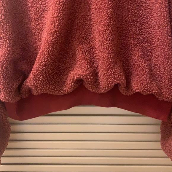 Red lined cropped sweatshirt from Fabletics - Picture 3 of 4